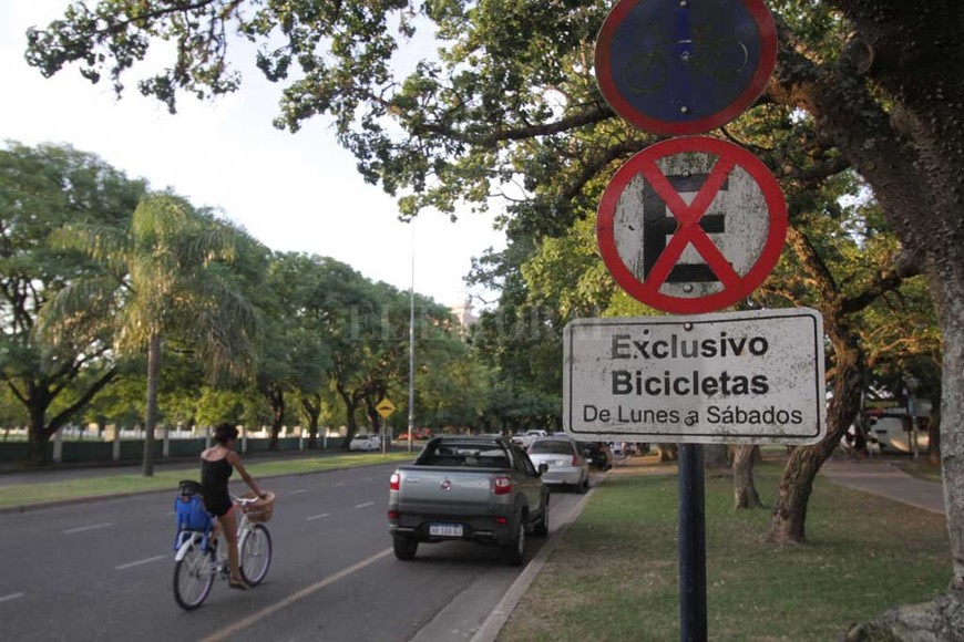 ELLITORAL_200789 |  Pablo Aguirre Infractores. Esta imagen fue captada un miércoles, por lo que todos los coches que aquí se observan están en infracción. El municipio asegura que se realizan controles.