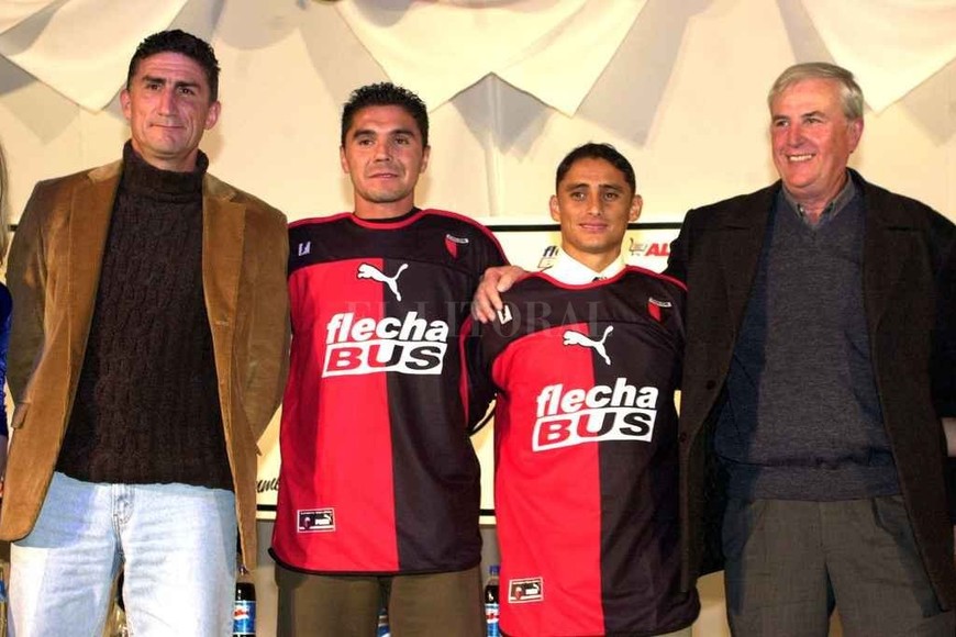 ELLITORAL_223883 |  Archivo El Litoral ¿Se acuerdan? Presentación del plantel y la camiseta: Bauza (DT), Fuertes, Giovanni y Vignatti (por entonces presidente). Fue en 2003.