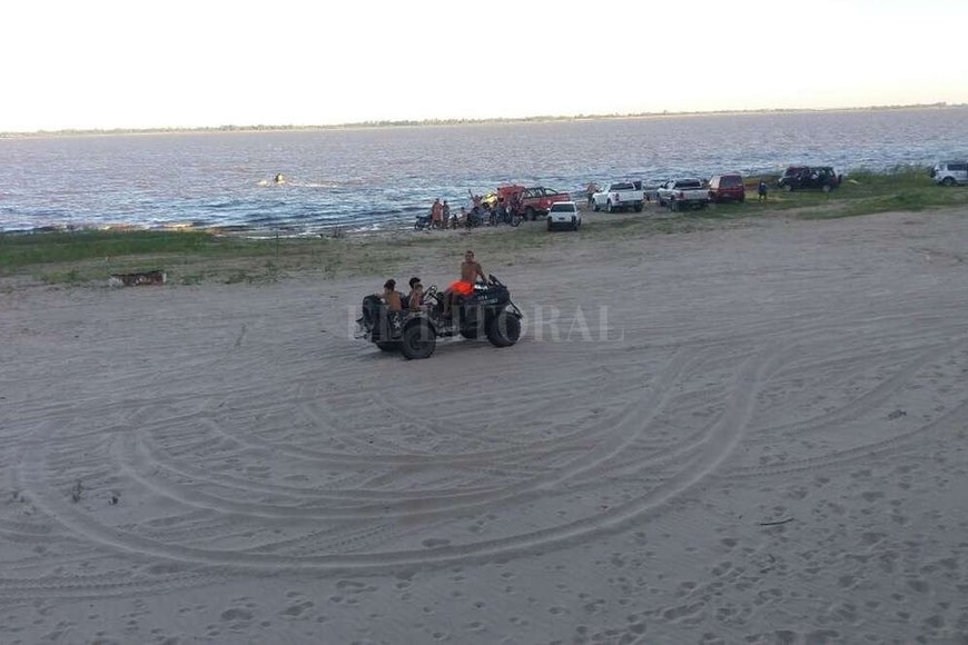 ELLITORAL_172337 |  Periodismo Ciudadano. ¡Al volante de un jeep! El adulto que viaja a bordo de este vehículo conducido por un menor, ¿tiene conciencia de lo que hace?