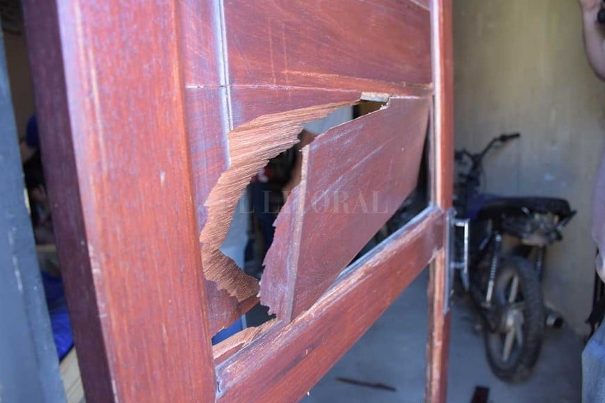 ELLITORAL_226362 |  Flavio Raina La puerta del inmueble ubicado en Espora 3800 fue destrozada durante los incidentes.