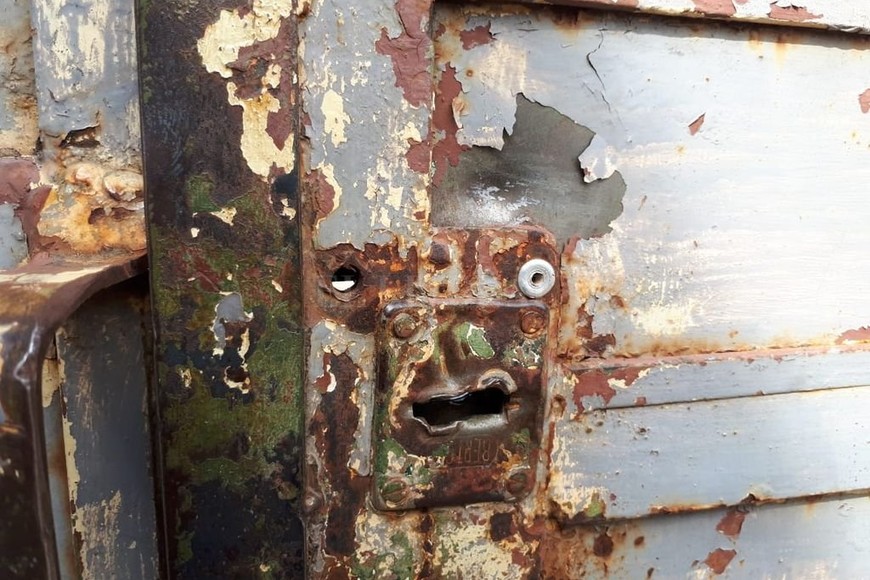 ELLITORAL_223007 |  El Litoral La huella de uno de los balazos quedó estampada en el portón del cochera donde fue atacado el joven.