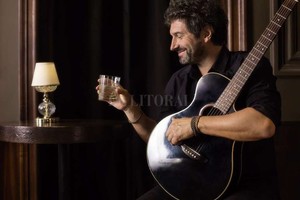 ELLITORAL_209782 |  Gentileza producción Una guitarra, un trago y la intimidad de un living llevada al auditorio: ese clima propone Noble en su show.