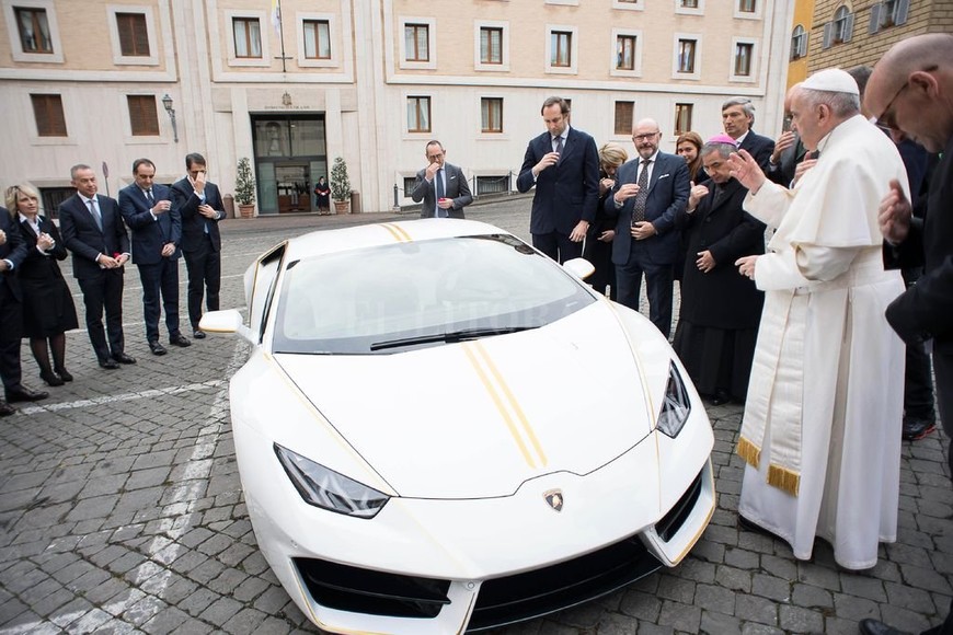ELLITORAL_195701 |  Observatorio romano Ciudad del Vaticano: El papa Francisco recibió hoy de regalo un vehículo Lamborghini y de inmediato dispuso ponerlo en subasta para juntar fondos que tendrán como destino obras de caridad.