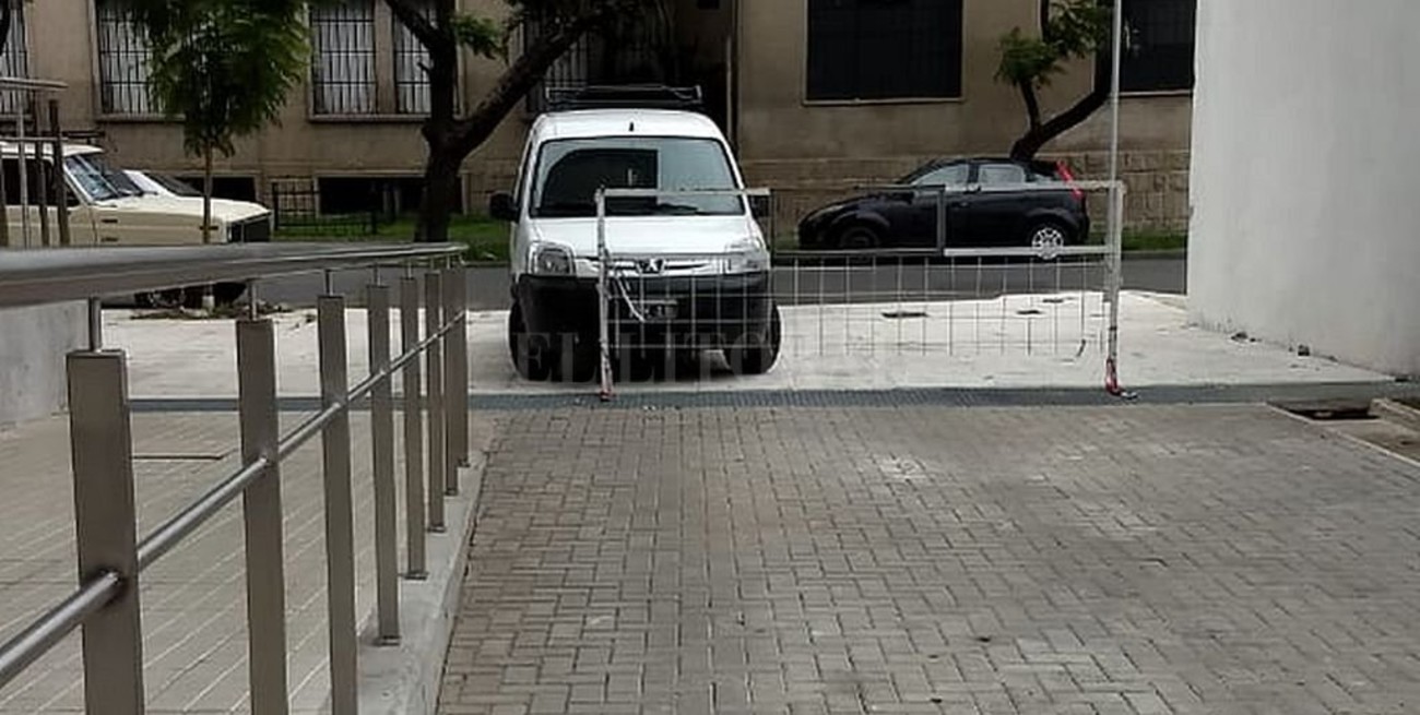Siguen estacionando autos particulares en el ingreso de ambulancias del Cemafe