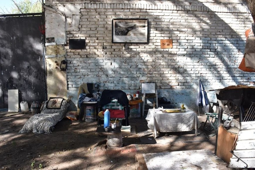 ELLITORAL_244835 |  Flavio Raina Hogar. El hombre habita la calle, donde armó con sutilezas sus espacios para dormir, comer y estar.