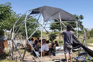 Gentileza En construcción. Estiman que el domo se terminará a mediados de 2019. Los propios vecinos de Los Troncos decidirán qué uso le dan a ese espacio de reunión y encuentro.