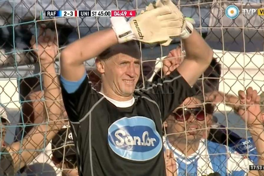 ELLITORAL_179907 |  Archivo El Litoral Polaco  con guantes...caza penales. Esa tarde de 2015, como fue expulsado el arquero De Giorgi y no había más cambios para hacer, fue al arco y le atajó el penal a Riaño en tiempo adicionado.