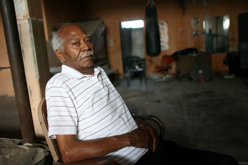 ELLITORAL_258759 |  EFE MEX20.CIUDAD JUÁREZ(MÉXICO), 05/07/2013.- Fotografía del 7 de octubre de 2011, del excampeón José "Mantequilla" Nápoles en su gimnasio en la fronteriza Ciudad Juárez (México). El excampeón mundial de peso welter, José Ángel 'Mantequilla' Nápoles, fue ingresado en un hospital de Ciudad Juárez con síntomas de anorexia y depresión y su condición es estable, Nápoles, de 73 años de edad y originario de Santiago de Cuba, "se encuentra estable", afirmó el doctor Lorenzo Soberanes, de la clínica 6 del estatal Instituto Mexicano del Seguro Social de Ciudad Juárez, en la frontera con Estados Unidos. EFE/Alejandro Bringas