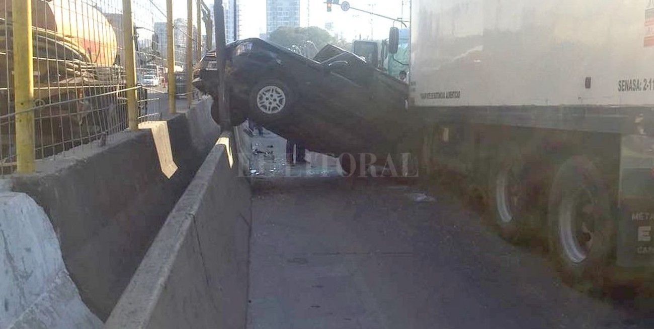 Un camión se llevó puesto a un taxi en Alem y Belgrano