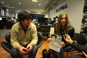 ELLITORAL_186990 |  Guillermo Di Salvatore Para aportar información. Si alguien vio a Rodrigo Hredil en la zona, puede dirigirse a Mendoza 3443, de la ciudad de Santa Fe, o Moreno 1056, Planta Alta de la ciudad de Rosario, o llamar al teléfono 101, ó 0342 155 357 756. En tanto, el teléfono para comunicarse con su familia es 02920 15473465.