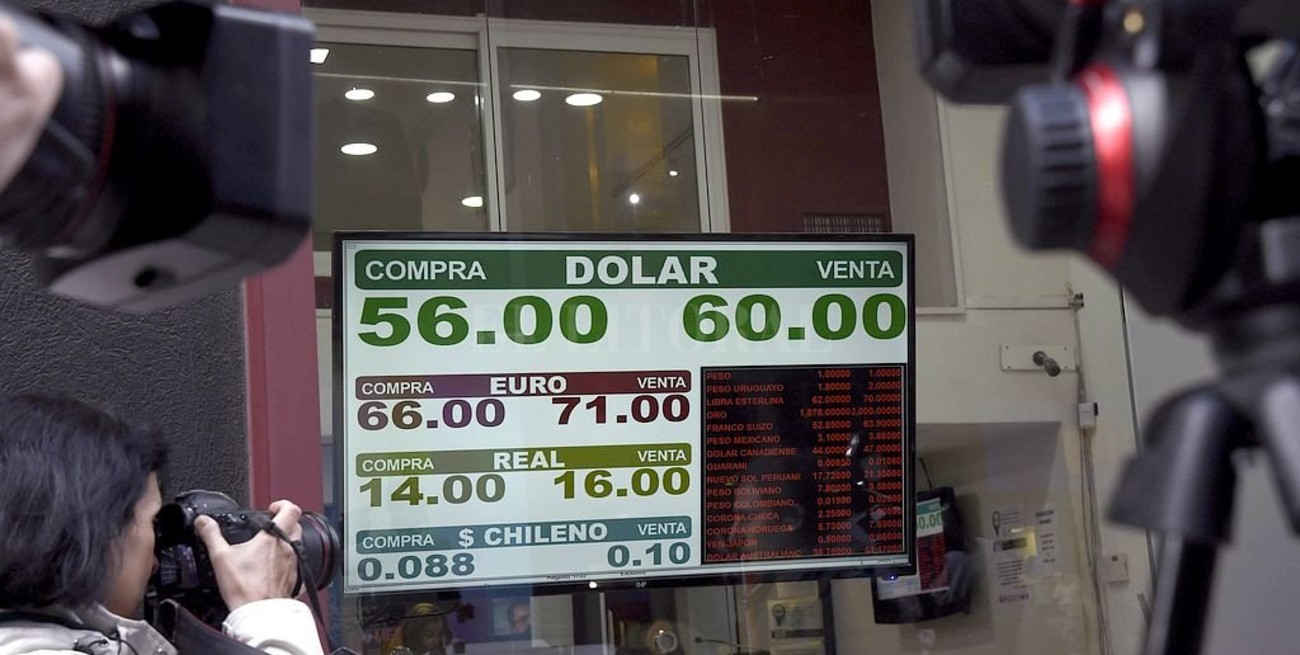 El dólar se disparó más de $ 10 y cerró en $ 57,30