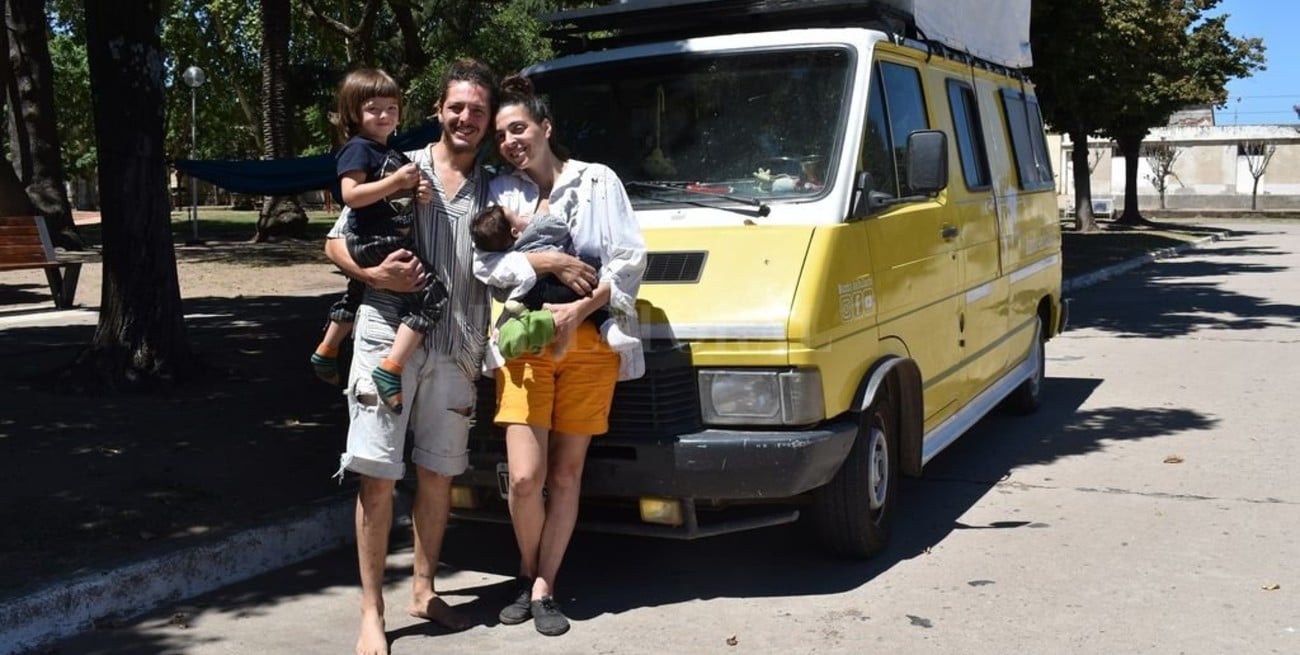 Vendieron todo, compraron una ambulancia vieja y ahora recorren el país con sus hijos