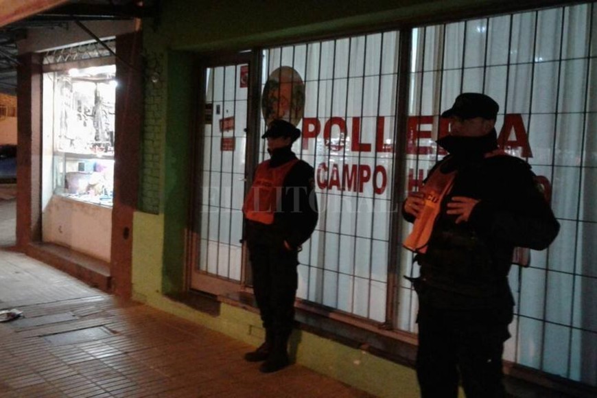 ELLITORAL_185170 |  Danilo Chiapello. De los tres negocios, la peor parte la sufrió la pollería Campo Hermoso. Ahora, cuenta con custodia policial.