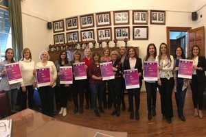 Gentileza Símbolo. En la presentación de la campaña, integrantes de la Red posaron frente a la pared donde se homenajea a las principales autoridades de la Facultad.