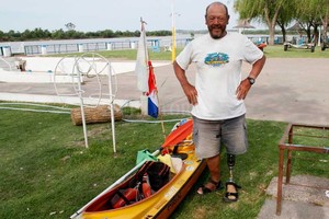 ELLITORAL_225150 |  Marcelo Miño Roberto Patón Luna con su kayak a punto de finalizar su travesía de un mes y medio.