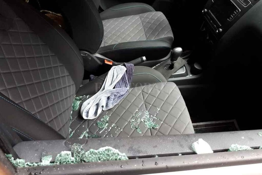 ELLITORAL_222718 |  Danilo Chiapello El balazo destrozó el vidrio del lado del acompañante de la VW Suran donde estaba la profesional.