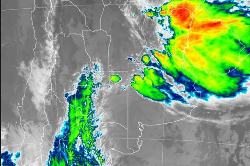 ELLITORAL_210001 |  Captura digital SMN. Nubladísimo. A media mañana, la imagen satelital del SMN (topes nubosos) mostraba cubierta de nubes toda la provincia de Entre Ríos, el norte de Buenos Aires, algunas zonas de Santa Fe y todo Uruguay.