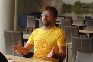 Guillermo Di Salvatore Pardo Kuklinski sostiene que el teórico de la universidad argentina es obsoleto , sigue concentrando la energía en los contenidos y relega la experiencia pedagógica, cuando debería ser al revés .