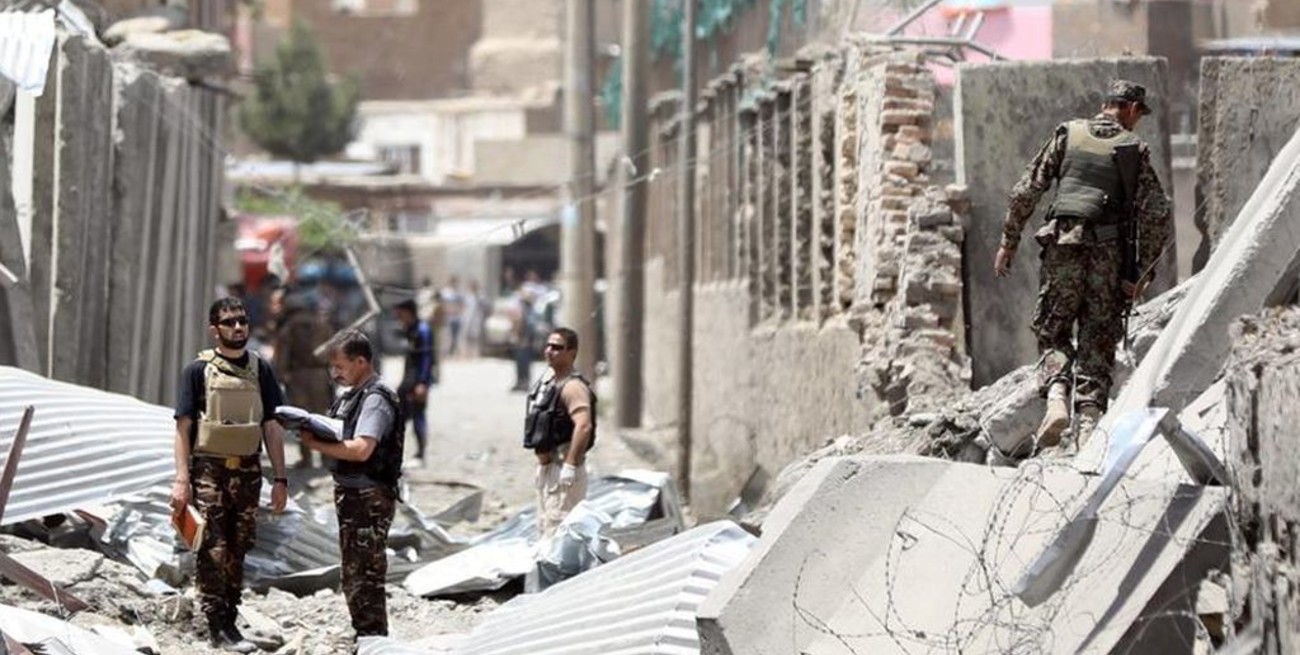 Al menos 14 muertos en un atentado explosivo contra la policía en Kabul