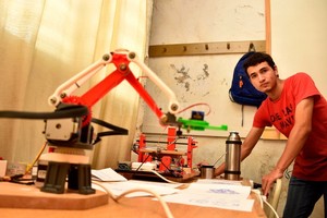 Flavio Raina. En Informática se destacaron diversos proyectos, entre ellos el plotter dibujante.