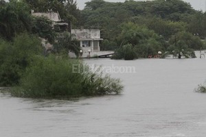 Mauricio Garín Vista de la creciente del río Salado el pasado 12 de abril sobre la ruta provincial Nº 6, cerca de Esperanza.