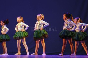 ELLITORAL_274930 |  Gentileza organizadores Participarán grupos de danzas españolas, alumnos de teatro, danzas jazz y contemporánea, junto a las más pequeñitas, de iniciación a la danza.