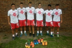 El Litoral De izquierda a derecha, aparecen en la producción especial a pedido de El Litoral en Mar del Plata todos los pibitos tatengues: Algozino, Andereggen, Blasi, Romero, Palacios y Lebus. En el caso de Andereggen y Algozino ya tuvieron sus primeros minutos en Sarandí ante Estudiantes. Hoy, los pibitos empataron 0-0 un amistoso con Independiente.