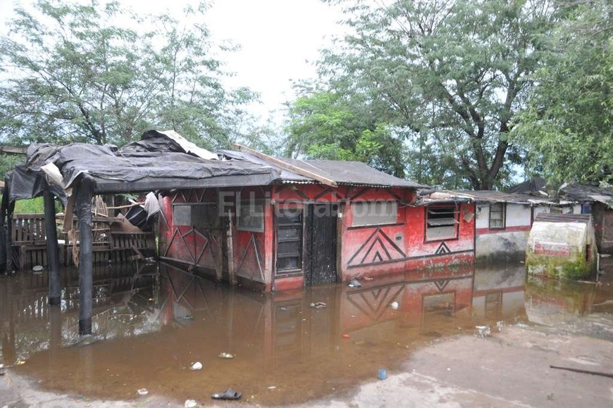 ELLITORAL_170654 |  Flavio Raina El río avanzó sobre las viviendas que están cerca del ex frigorífico, en donde se están refugiando algunas familias.