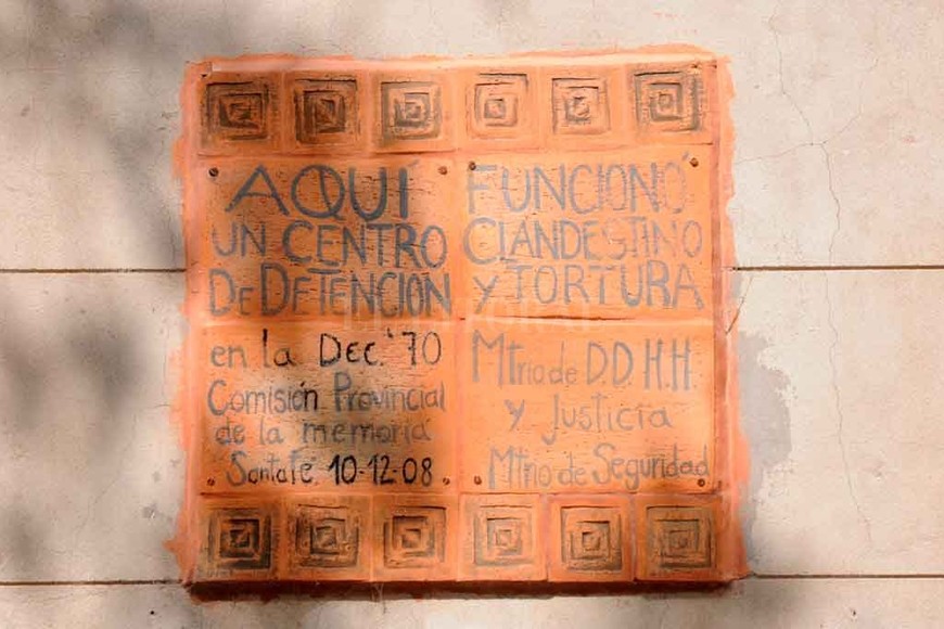 ELLITORAL_246789 |  Flavio Raina. Placa instalada a fines de 2008, recordando lo que fue la ex Comisaría Cuarta durante los  años de plomo .