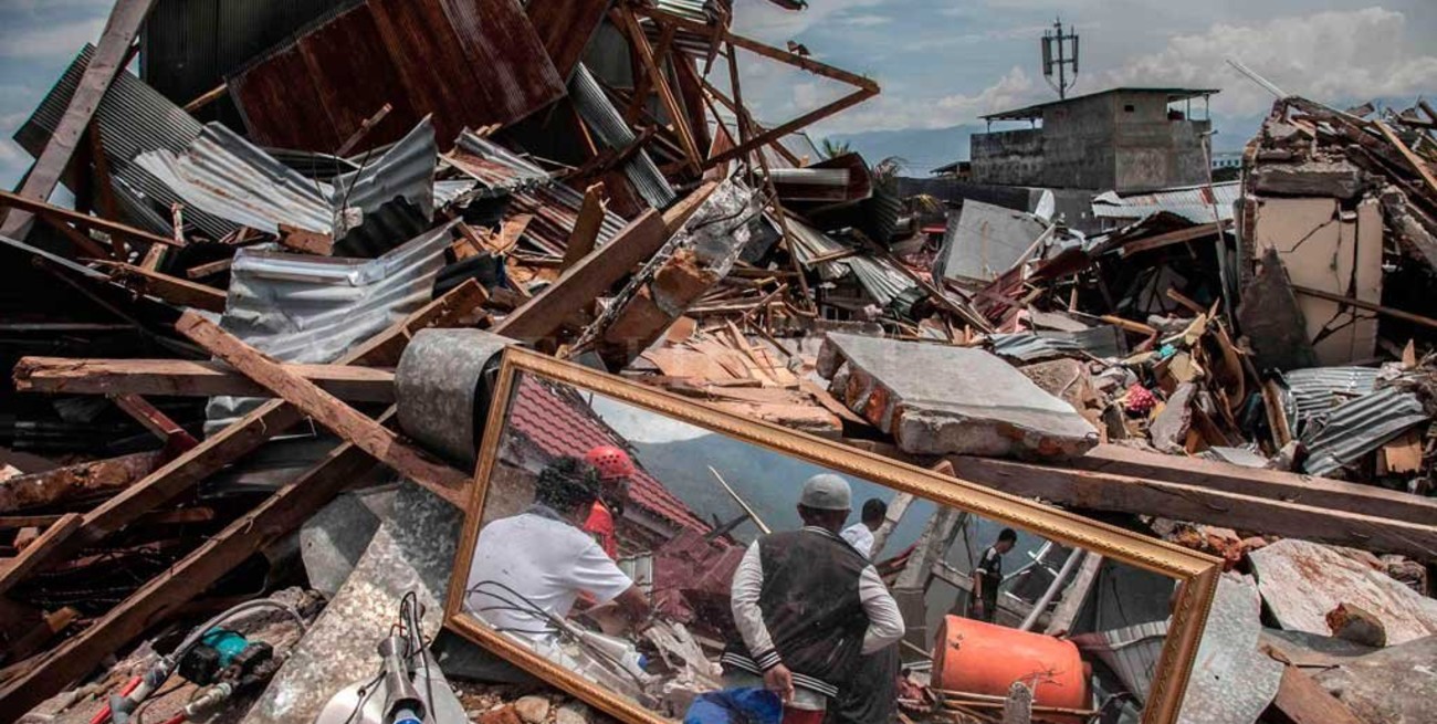 Elevan a 1571 el número de muertos por el terremoto en Indonesia