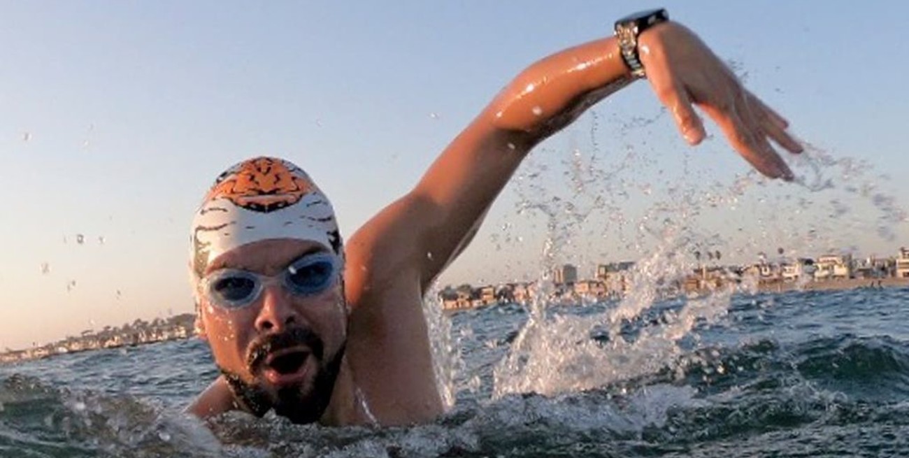 El nadador argentino Matías Ola abandonó por hipotermia el intento de cruce del Canal de la Mancha