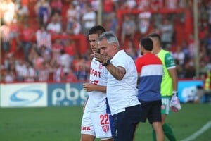 ELLITORAL_230823 |  Pablo Aguirre Troyansky recibe indicaciones de Madelón antes de ingresar por Andereggen, quien le ganó la titularidad ante Vélez. El DT ya anunció que para visitar al  santo  sanjuanino hará variantes porque el equipo lleva tres partidos sin ganar.