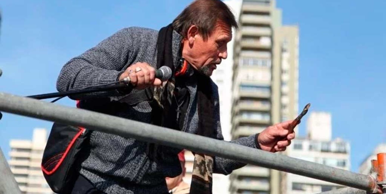 Tensión en Rosario: un hombre amenazó con un cuchillo en pleno desfile por el Día de la Bandera
