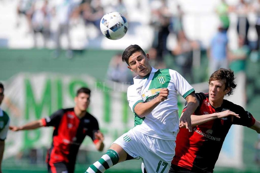 ELLITORAL_193307 |  Agencia DyN La última vez...Con Montero como entrenador, Colón jugó el segundo partido del torneo pasado ante el Taladro y en su cancha. Fue 0 a 0. En la foto, el Flaco Conti rechaza de cabeza.