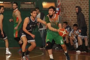 Manuel Fabatía Hernán del Pino, de Macabi, intenta superar la marca de José Gatti, de Gimnasia y Esgrima.