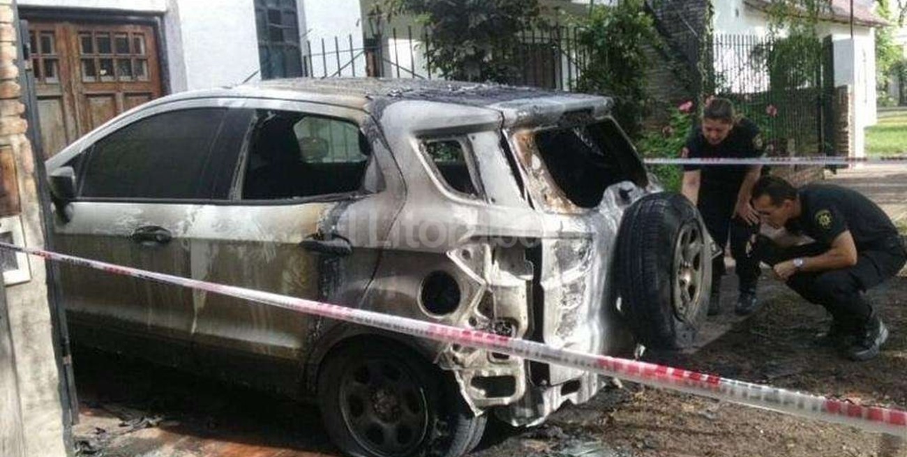 Quemaron el auto de una periodista en San Lorenzo