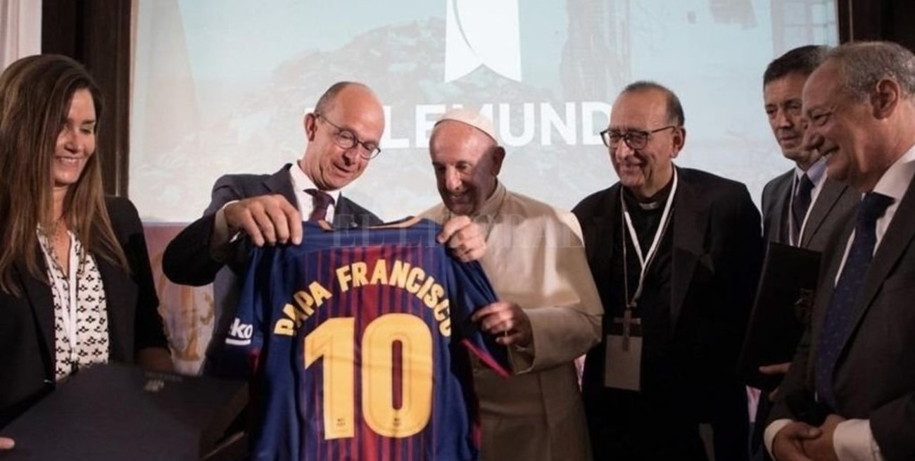El Papa Francisco recibió la 10 del Barcelona que usa Messi