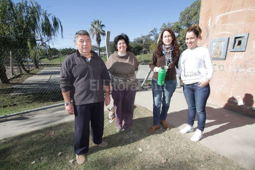 ELLITORAL_153959 | Mauricio Garín Vecinalistas. Aldo Godoy está actualmente al frente de la vecinal. Lo acompaña en la imagen la secretaria de la institución, Ana Ingaramo (3ra) y las vecinas Sandra Hernández (2da) ?que había ido a cocinar? y Paola Quilez (4ta).