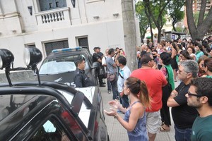 Flavio Raina Familiares, allegados y organizaciones sociales en la puerta de tribunales, el domingo mientras se realizaba la audiencia imputativa a Solís