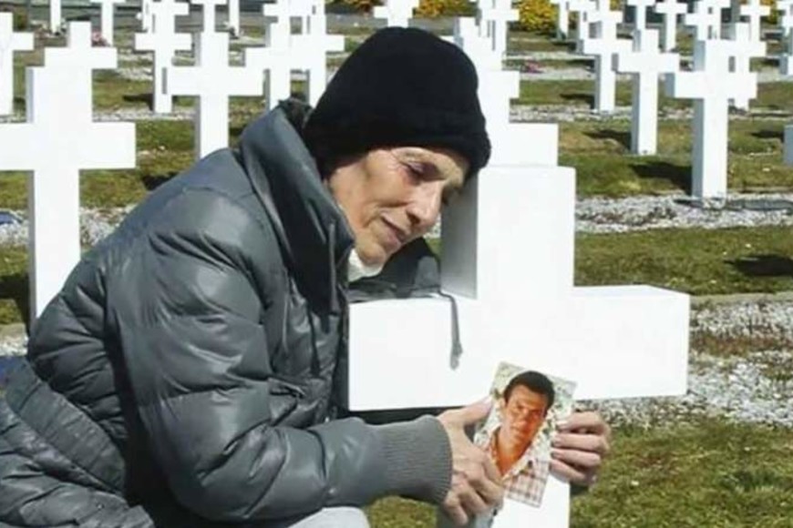 ELLITORAL_231752 |   María Cristina durante su viaje a las islas en 2015 se abrazó a la cruz de su marido y le pidió perdón  por no haber podido cumplir con la promesa que le había hecho cuando partió hacia la guerra