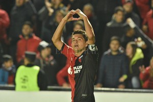ELLITORAL_263160 |  Manuel Fabatia El Pulga Rodríguez, puro corazón y sentimiento sabalero. En menos de un año ya se ganó el cariño de la hinchada. Su padre falleció el sábado, luego del triunfo ante San Lorenzo. Viajó a Simoca para asistir a su funeral y volvió. Será titular en el equipo de Lavallén en este histórico partido.