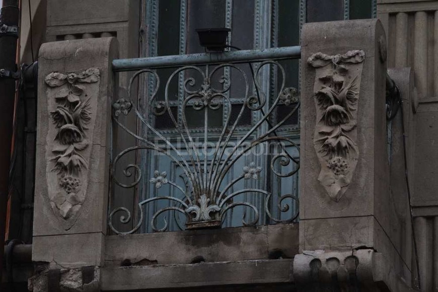 ELLITORAL_140949 |  Mauricio Garín Rejas de hierro francés embellecen su fachada.