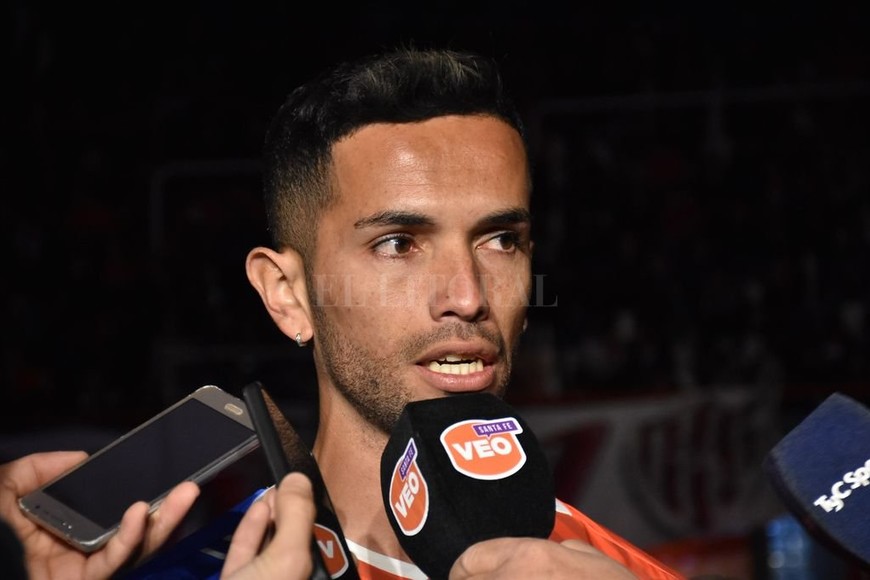 ELLITORAL_255752 |  Manuel Fabatía Gabriel Carabajal, el volante que habitualmente jugó como carrilero por izquierda en su paso por Patronato, más allá de que Mario Sciacqua también lo utilizó de media punta. Buena pegada y panorama. Es un jugador que despierta expectativas.