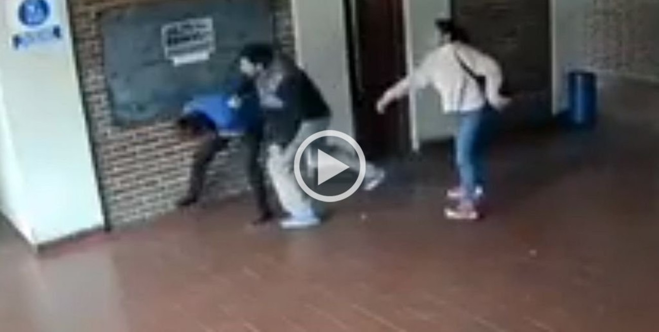 Video: El padrastro de una adolescente le dio una paliza a un preceptor acusado de acoso