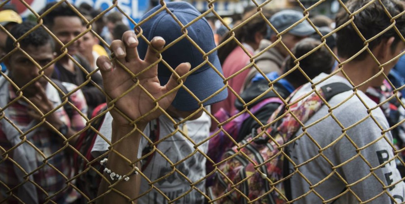 Caravana de migrantes latinos continúa travesía a frontera con Estados Unidos