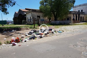 ELLITORAL_278694 |  El Litoral Basura. Los residuos amontonados en una de las esquinas del Mitre. También se observa esta imagen en otras cuadras de la zona.