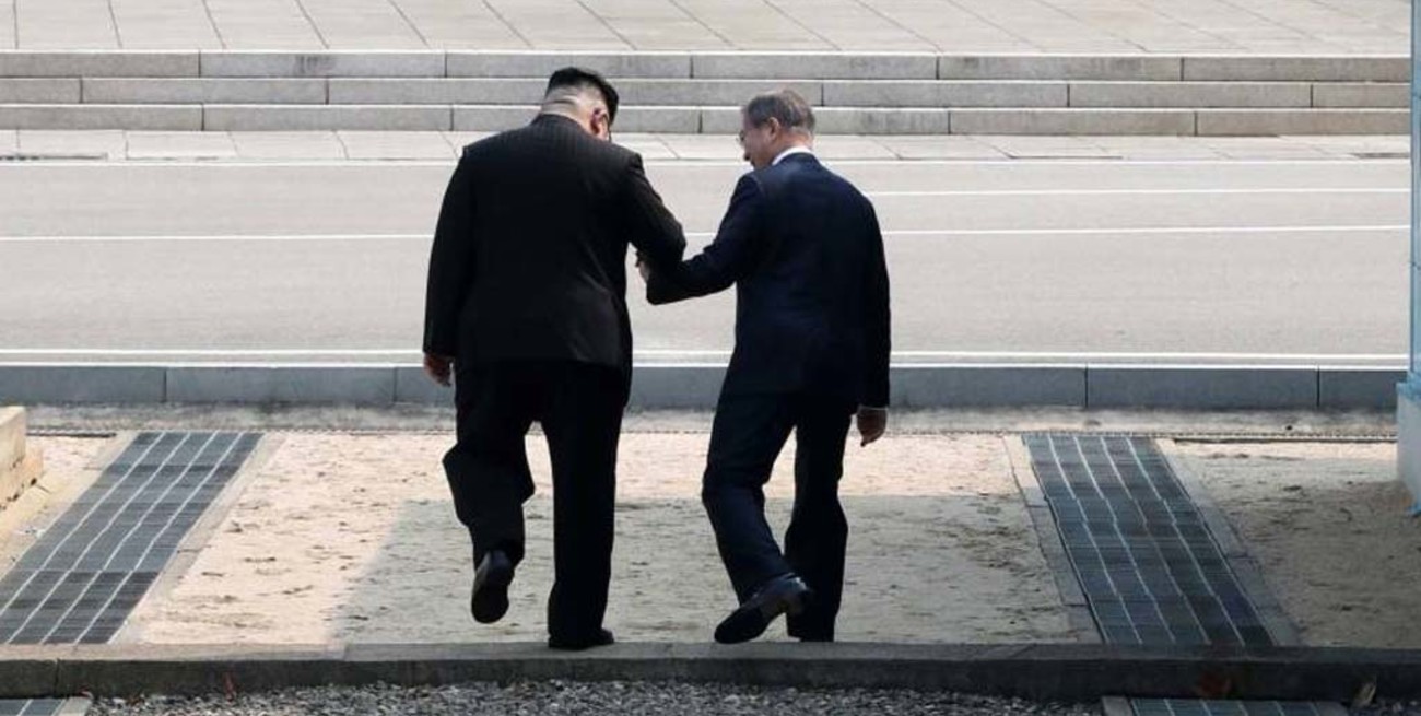 Kim y Moon plantaron juntos un árbol: "estamos plantando paz y prosperidad"