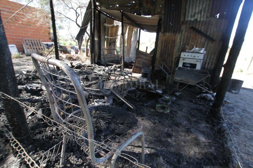 ELLITORAL_252981 | Mauricio Garín El fuego destruyó por completo dos precarias construcciones