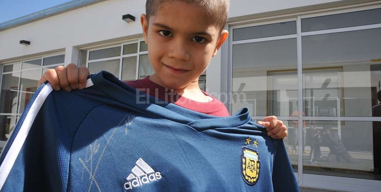 Bautista ya tiene la camiseta que le mandó Lionel Messi