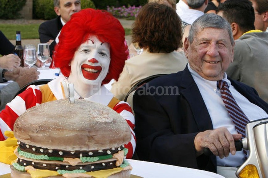 ELLITORAL_167415 |  Getty Images Michael  Jim  Delligatti junto a Ronald Mc Donald´s, en el cumpleaños número 90 del inventor del famoso sandwich